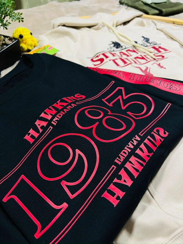 Hawkins 1983 | Suéter negro | Stranger Things