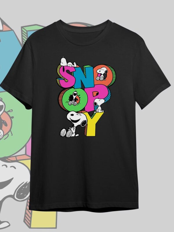 Snoopy colors | Camiseta negra | Snoopy & Mafalda