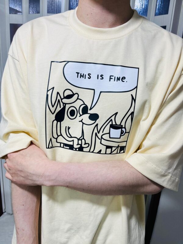 This is fine | Camiseta vainilla | Chambeadores
